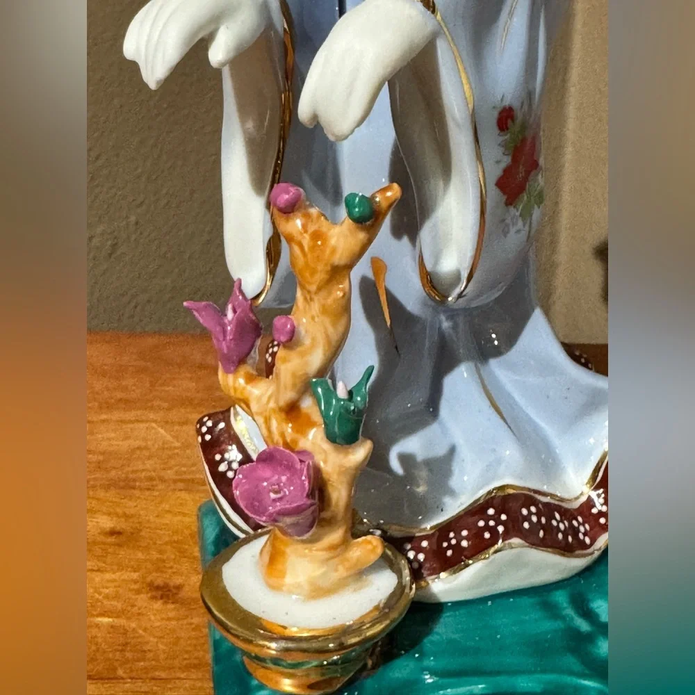 Japanese Geisha Girl Figurine Hand Painted Porcelain Collectible 🏯